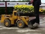 RC Front End Loader Is Seriously Impressive
