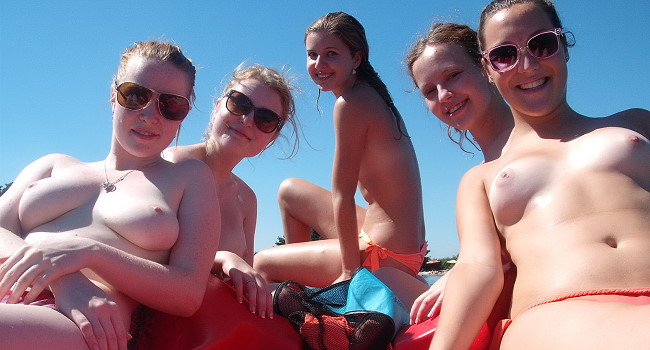 SEXY NAKED GIRLS ON BOATS