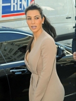 1430 Kim Kardashian