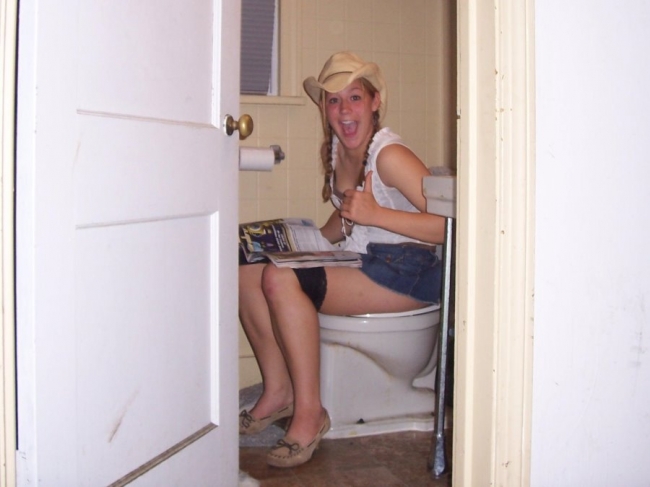 Girls Caught Sitting On The Loo 31