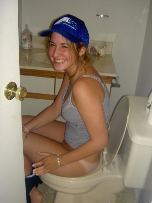 Girls Caught Sitting On The Loo 32