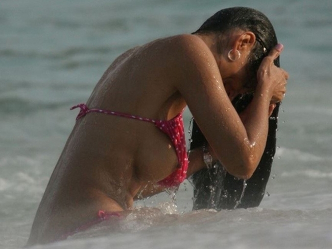 Girls Frolicking In The Surf 01