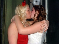Girls Kissing 08