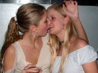 Girls Kissing 02