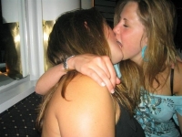 Girls Kissing 03