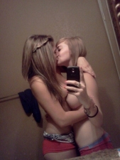 Girls Kissing 06