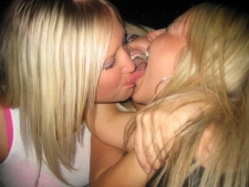 Girls Kissing 10