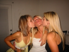 Girls Kissing 27