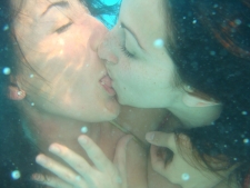 Girls Kissing 33