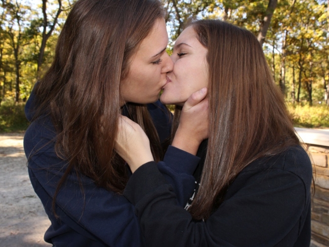 Girls Kissing 06