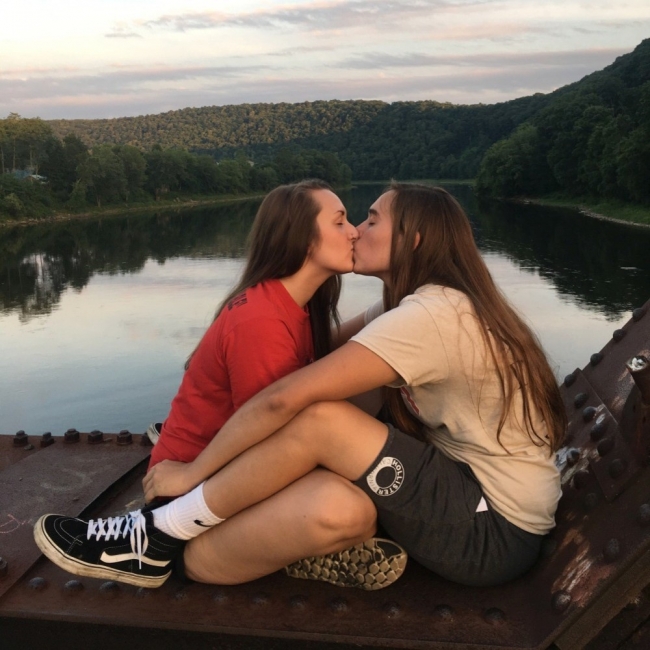 Girls Kissing 10