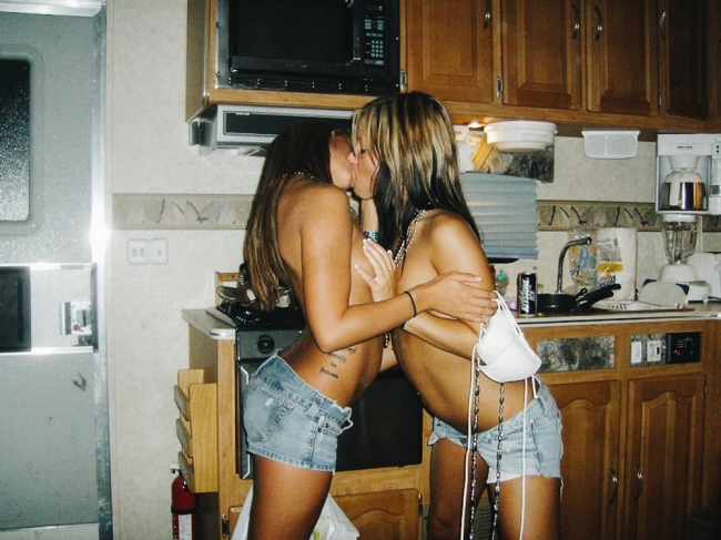 Girls Kissing 14