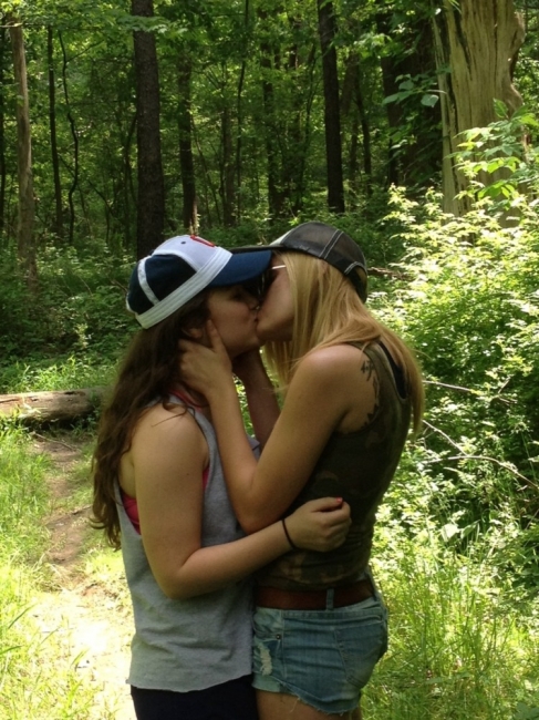 Girls Kissing 15