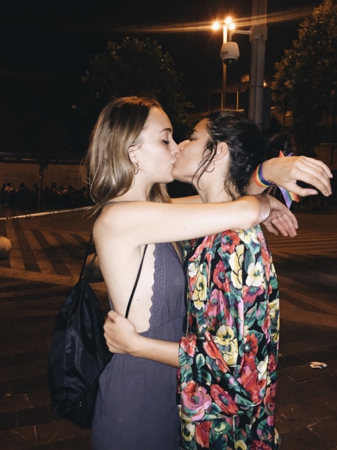 Girls Kissing 17