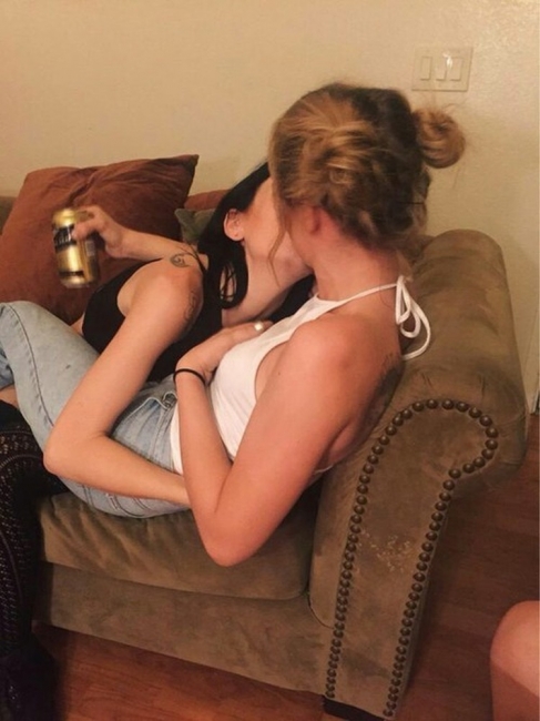 Girls Kissing 22