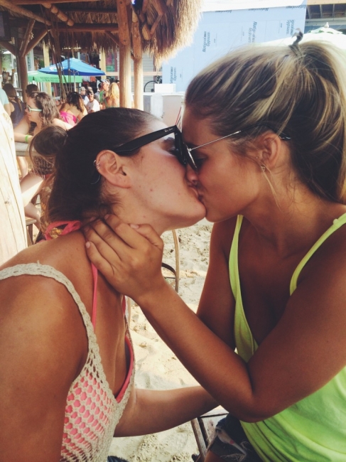 Girls Kissing 24