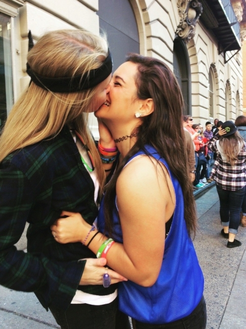 Girls Kissing 26