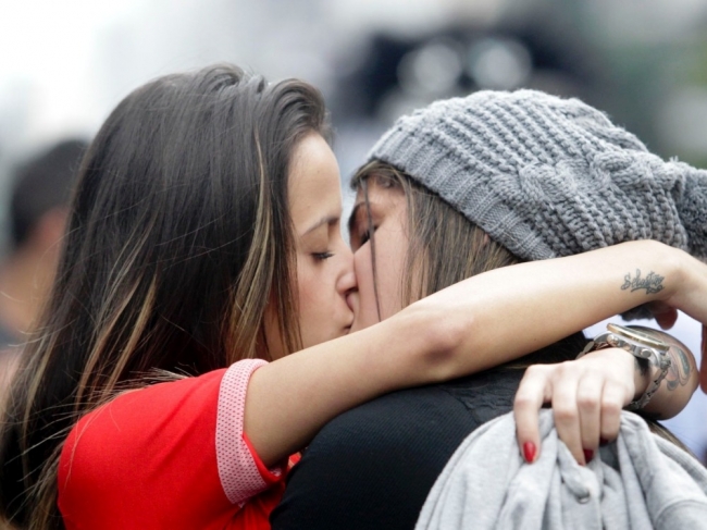 Girls Kissing 28