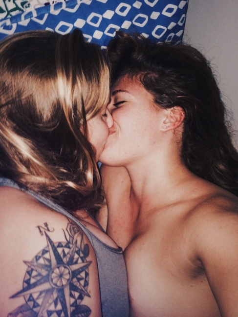 Girls Kissing 06