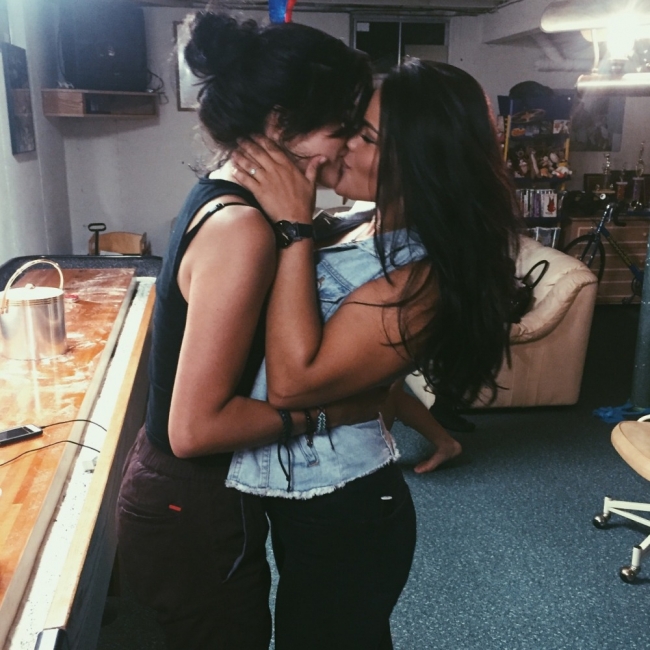 Girls Kissing 11