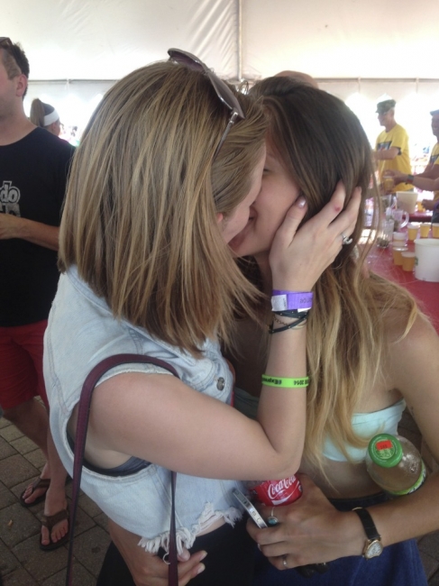 Girls Kissing 13