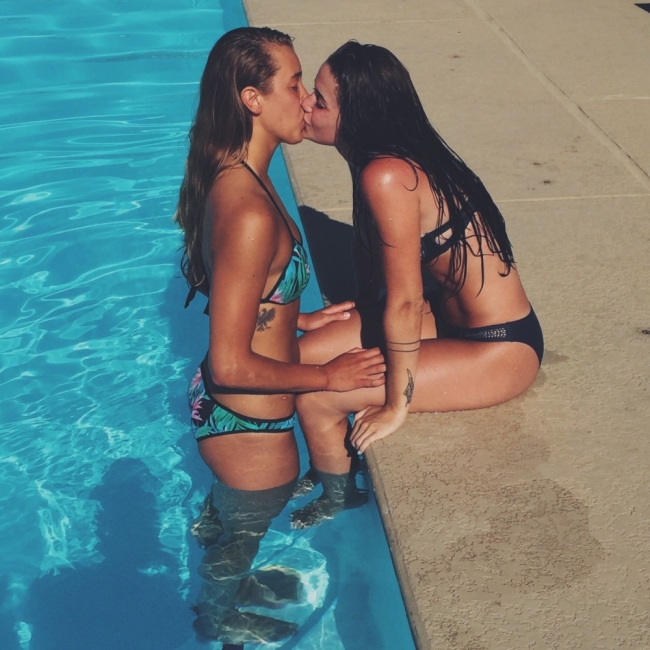 Girls Kissing 23