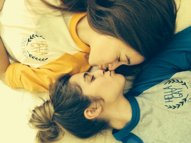 Girls Kissing 27