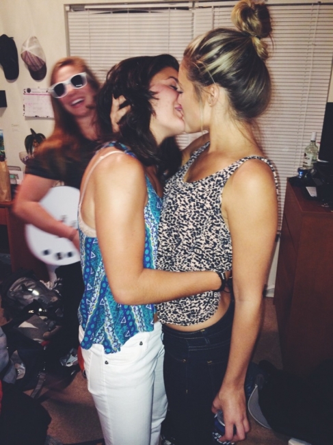 Girls Kissing 30