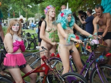 Girls On Bikes 09