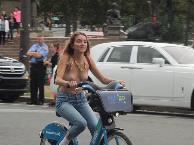 Girls On Bikes 06