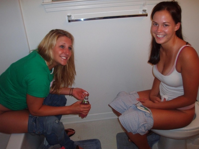 Girls Peeing 08