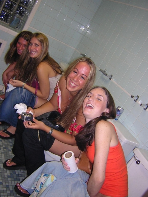 Girls Peeing 32