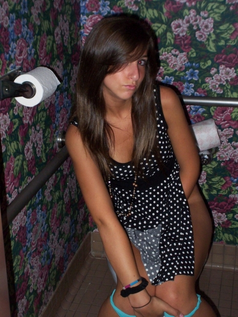 Girls Peeing 05