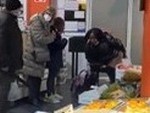 Crazy Bitch Makes A Mess In The Supermarket
