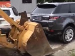 Excavator Deals With A Problem Parker
