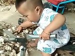 Farmers Have Got Their Toddler Processing Garlic Wtf
