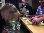 Guy Impresses The Barmaid With A Simple Trick
