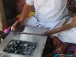 Street Vendor Making Bracelets Is Actually Quite Fascinating
